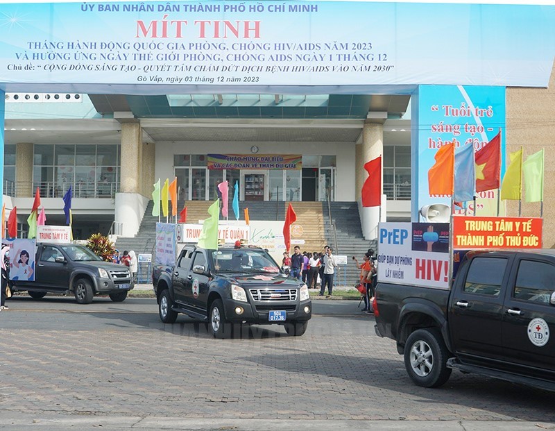 Đoàn xe loa tham gia diễu hành ngay sau buổi lễ.