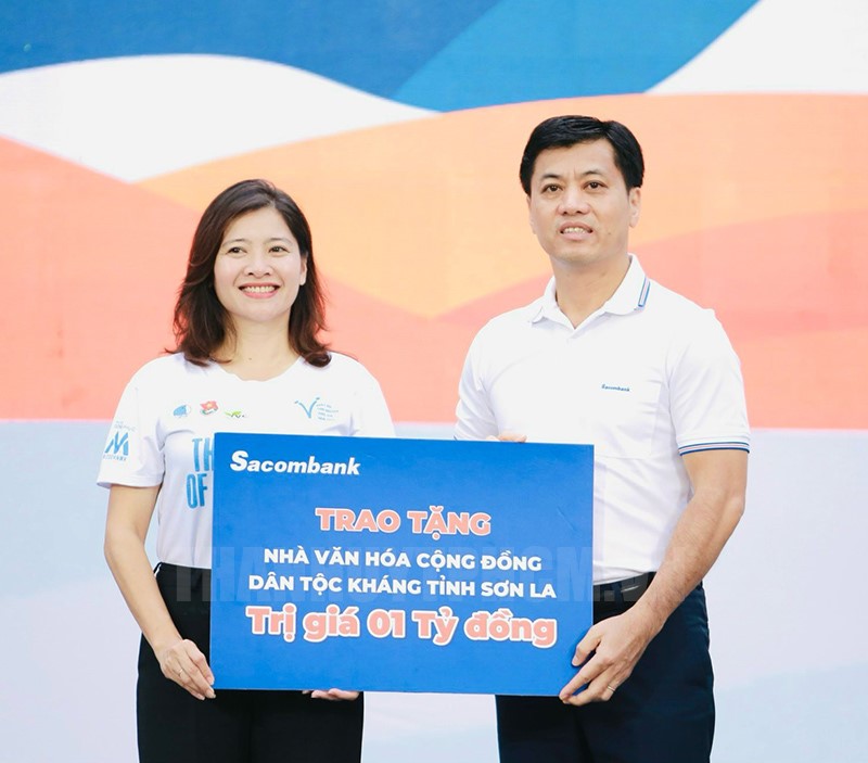 Đại diện Sacombank trao biển tượng trưng hỗ trợ xây dựng Nhà văn hoá cộng đồng cho dân tộc Kháng, tỉnh Sơn La