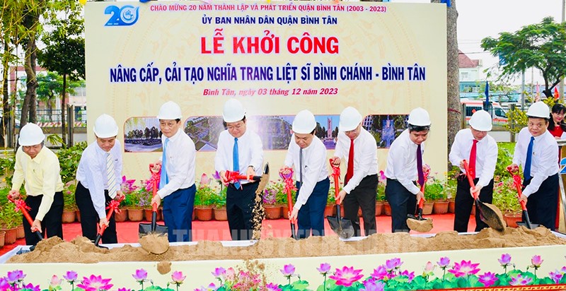 Các đại biểu dâng hương tưởng niệm các anh hùng liệt sĩ.