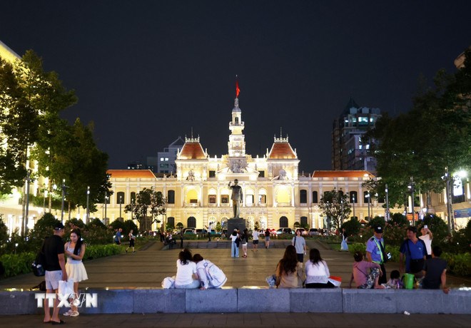 Công viên Tượng đài Bác Hồ trước Ủy ban Nhân dân Thành phố Hồ Chí Minh luôn là điểm vui chơi, dạo mát vào buổi tối cho người dân địa phương và du khách. (Ảnh: TTXVN)