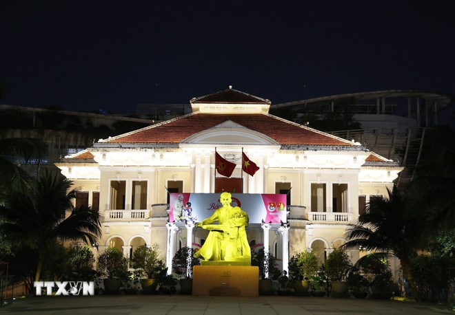 Hệ thống chiếu sáng mỹ thuật Nhà Thiếu nhi Thành phố Hồ Chí Minh. (Ảnh: TTXVN)