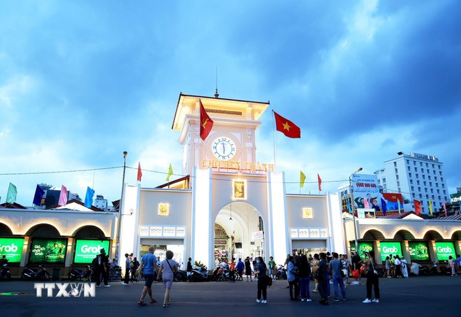 Biểu tượng du lịch Thành phố Hồ Chí Minh - Chợ Bến Thành - lên đèn về đêm. (Ảnh: TTXVN)