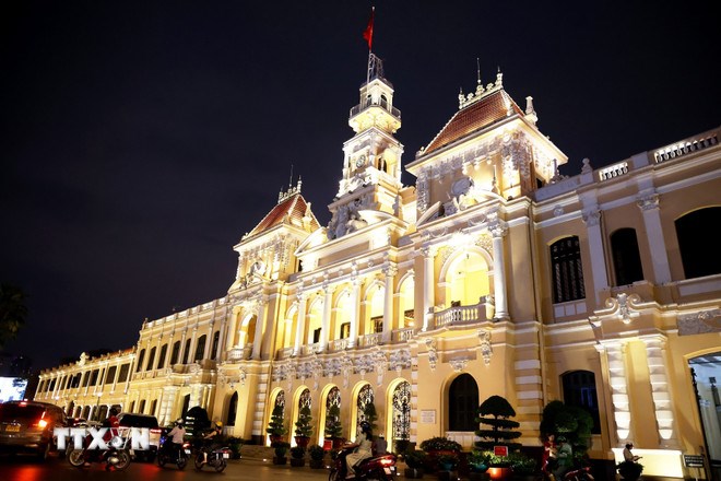 UBND Thành phố Hồ Chí Minh từ lâu đã là một cảnh quan kiến trúc ấn tượng về đêm ở trung tâm thành phố. (Ảnh: TTXVN)