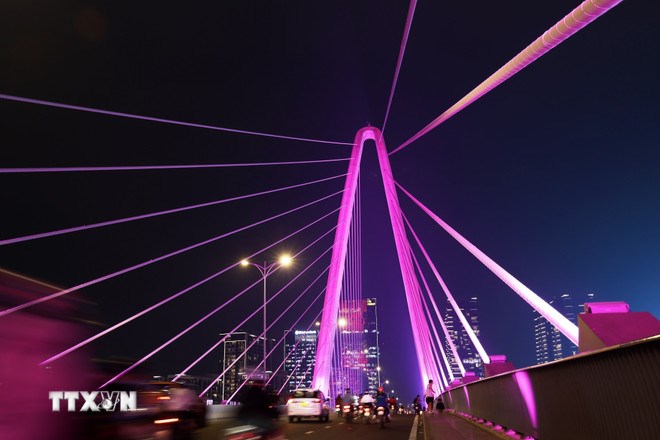 Cầu Ba Son nối trung tâm thành phố với khu đô thị Thủ Thiêm đã triển khai hệ thống chiếu sáng mỹ thuật giai đoạn một từ cuối năm 2024. Thời gian tới, Thành phố tiếp tục lắp đặt thêm đèn LED để tạo hiệu ứng hình động theo từng chủ đề. (Ảnh: TTXVN)