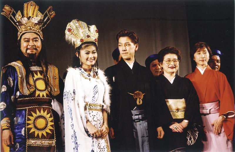 Cố NSND Thanh Tòng và con gái là NSƯT Quế Trân biểu diễn giao lưu cùng các nghệ sĩ sân khấu cổ truyền Nhật Bản. (Ảnh: Thanh Hiệp)