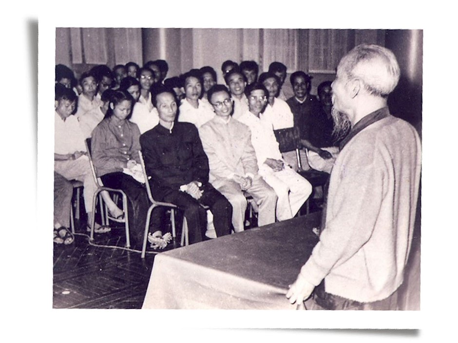 Chủ tịch Hồ Chí Minh nói chuyện với các giáo sư, cán bộ giảng dạy các trường đại học và trung học chuyên nghiệp (12/1958). Ảnh: tư liệu