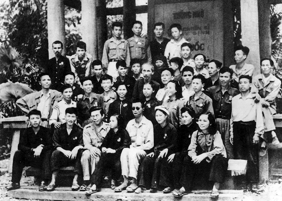 Chủ tịch Hồ Chí Minh chụp ảnh kỷ niệm với các đại biểu dự Đại hội chiến sĩ thi đua và cán bộ gương mẫu toàn quốc lần thứ I, ngày 1/5/1952.
