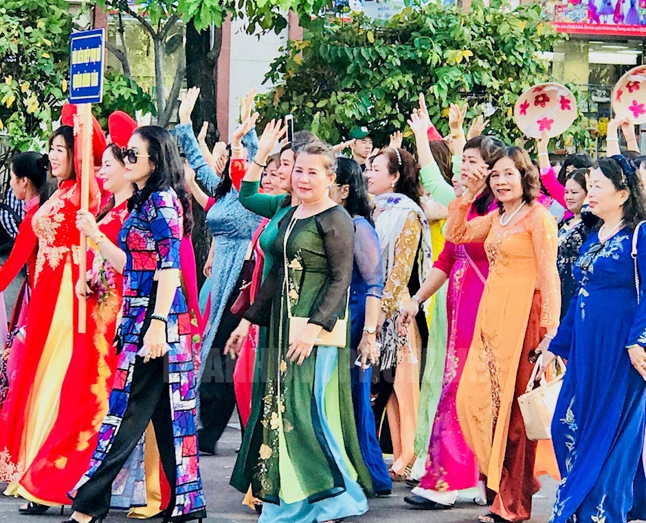 Người dân TP tham gia đồng diễn áo dài
