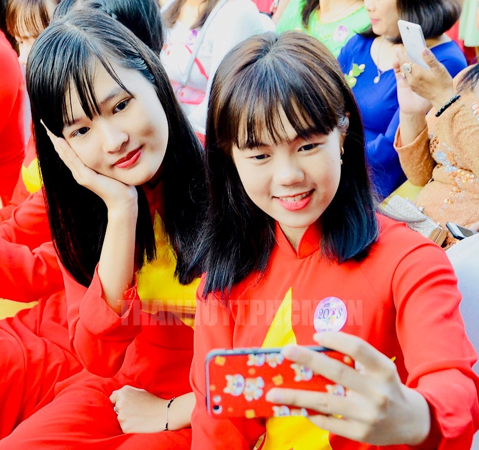Nữ sinh trong trang phục áo dài truyền thống ghi lại hình ảnh tại lễ đồng diễn “Tôi yêu áo dài Việt Nam”