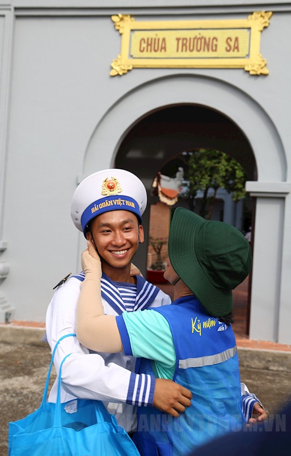 Chiến sĩ Võ Thành Trung vui mừng đón mẹ trên đảo Trường Sa lớn. (Ảnh: Quang Tiến)