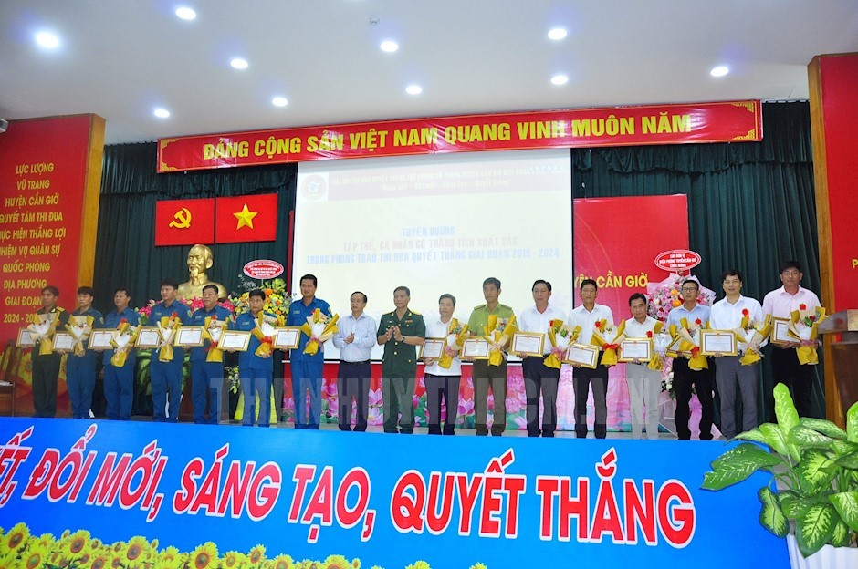 Đồng chí Nguyễn Phước Hưng trao giấy khen đến các tập thể, cá nhân điển hình tiên tiến trong LLVT huyện giai đoạn 2019 - 2024