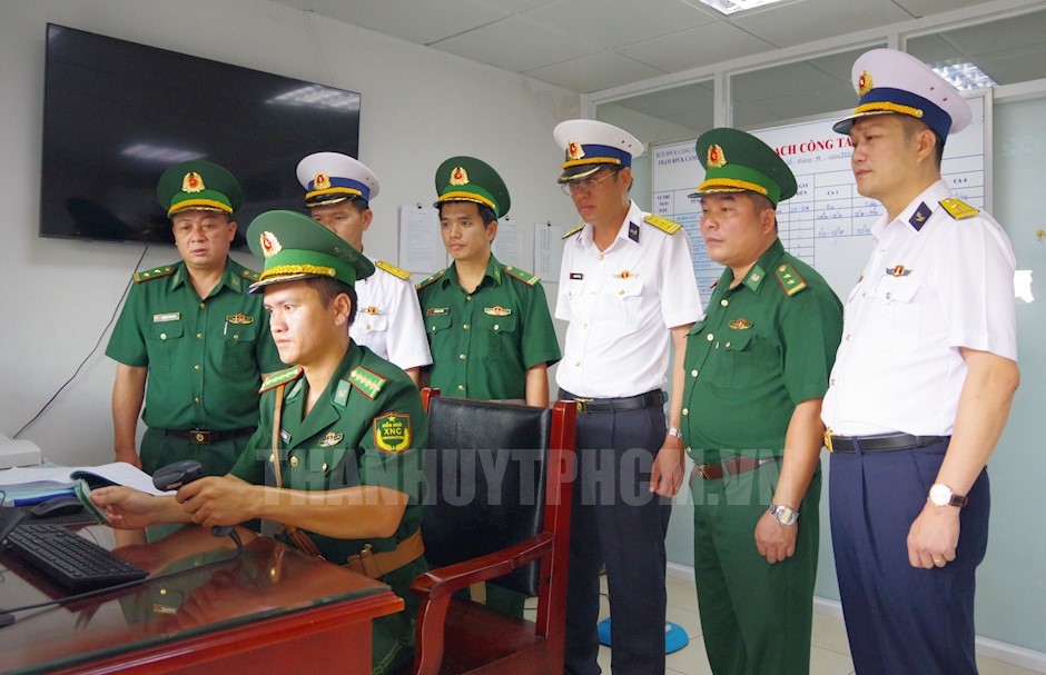 Bộ đội Biên phòng TPHCM và Phòng Tham mưu Quân cảng Sài Gòn trong kiểm tra việc khai báo thủ tục tại cửa khẩu