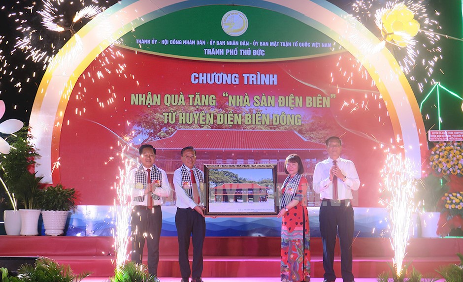 Lãnh đạo TP Thủ Đức nhận quà tặng “Nhà sàn Điện Biên” từ huyện Điện Biên Đông, tỉnh Điện Biên trao tặng