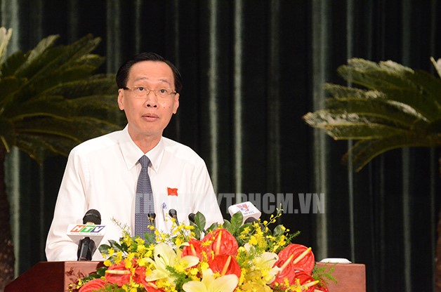 Phó Chủ tịch Thường trực UBND TP Lê Thanh Liêm báo cáo tình hình kinh tế, xã hội của TP trong 6 tháng đầu năm 2017.