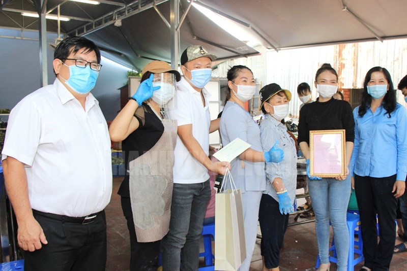 Phó Chủ tịch Ủy ban MTTQ Việt Nam TP Ngô Thanh Sơn đến thăm và tặng quà cho anh Nguyễn Anh Tài, phường Tân Sơn Nhì, quận Tân Phú.