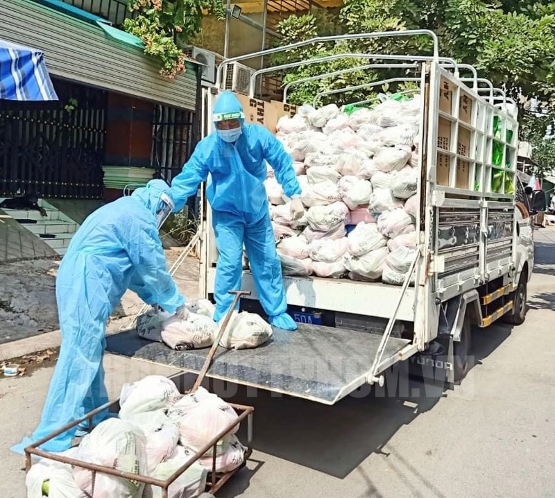 Cán bộ công đoàn quận Bình Thạnh hỗ trợ trao nhu yếu phẩm đến người dân, công đoàn viên, người lao động bị ảnh hưởng dịch Covid-19.