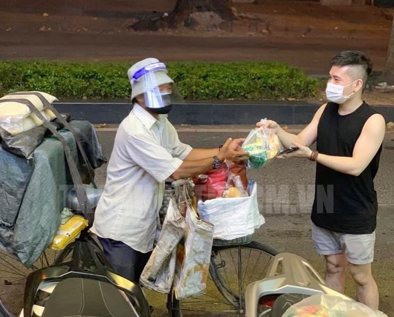 Người dân bị ảnh hưởng dịch Covid-19 được hỗ trợ nhu yếu phẩm.