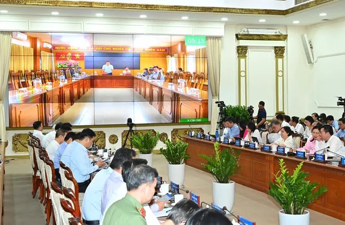 Lãnh đạo xã Cần Giờ báo cáo tại phiên họp qua hệ thống kết nối trực tuyến. (Ảnh: SGGP)