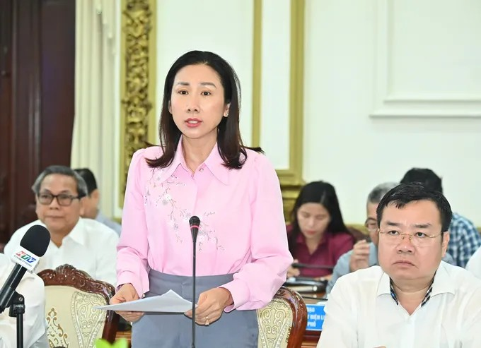 Giám đốc Sở Nội vụ Phạm Thị Thanh Hiền thảo luận tại phiên họp. (Ảnh: SGGP)