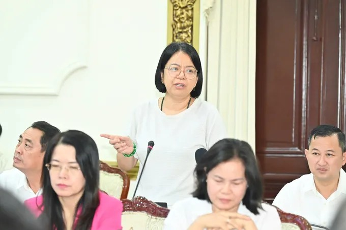 Giám đốc Trung tâm Chuyển đổi số TPHCM Võ Thị Trung Trinh thảo luận. (Ảnh: SGGP)