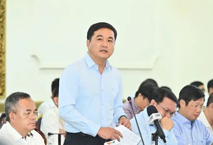 Giám đốc Sở Công thương TPHCM Bùi Tá Hoàng Vũ thảo luận. (Ảnh: SGGP)