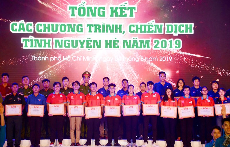 Các chiến sĩ tình nguyện nhận Bằng khen của Thành đoàn, Hội Liên hiệp Thanh niên Việt Nam TPHCM, Hội Sinh viên Việt Nam TPHCM tặng thưởng.