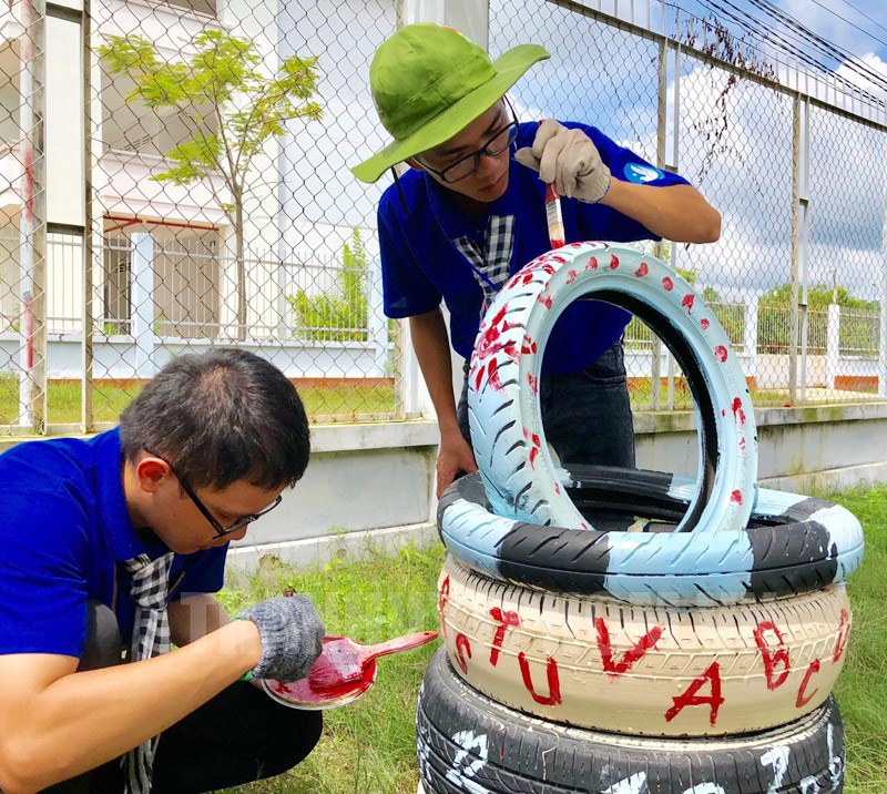 Các chiến sĩ tình nguyện tạo sân chơi cho các em thiếu nhi.