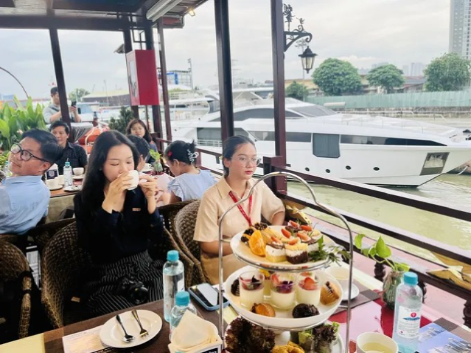 TPHCM sẽ có không gian thưởng trà cao cấp tại khách sạn 2 Du khách thưởng trà trên sông Sài Gòn