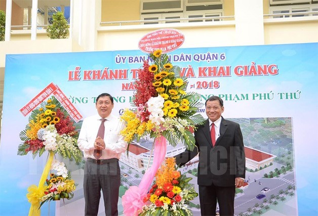 Trưởng Ban Nội chính Thành ủy Trần Thế Lưu tặng hoa chúc mừng thầy và trò Trường THPT Phạm Phú Thứ.