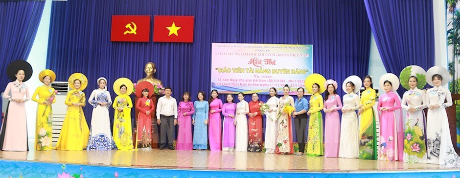 Ban Tổ chức chụp hình lưu niệm với các thí sinh lọt vào vòng 2 - Hội thi “Giáo viên tài năng duyên dáng”.