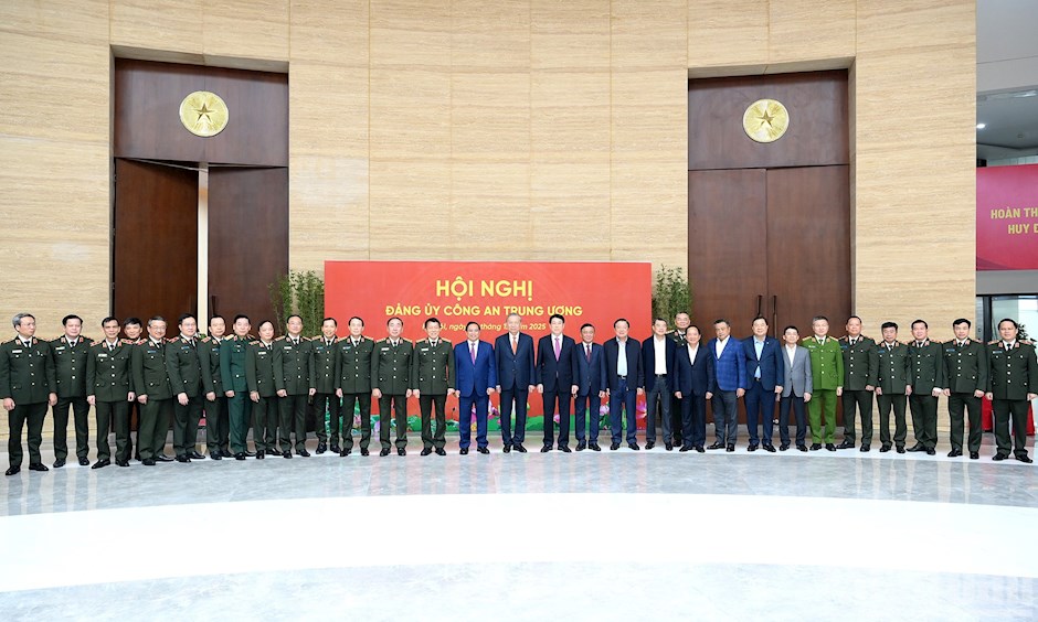 ổng Bí thư Tô Lâm và các đồng chí lãnh đạo Đảng, Nhà nước với các đại biểu dự hội nghị.