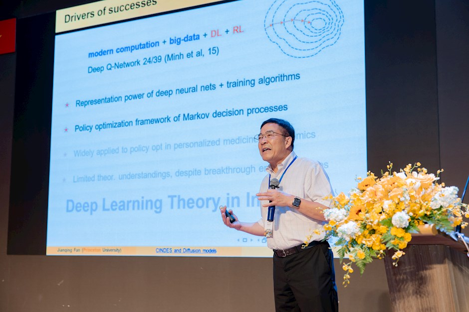 GS Jianqing Fan với bài trình bày mở màn hội thảo