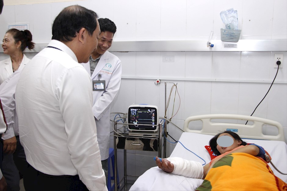 PGS-TS Nguyễn Anh Dũng, Phó Giám đốc Sở Y tế TPHCM thăm hỏi bệnh nhân Lê Ngọc P.