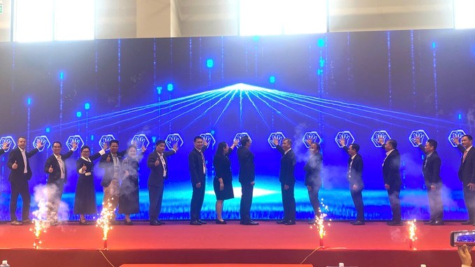 Các đại biểu tham gia nghi thức khai mạc triển lãm. (Ảnh: SGGP)