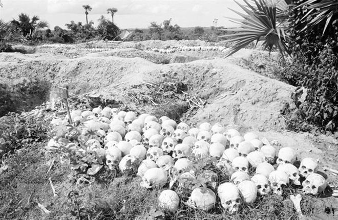 Những hố chôn tập thể người dân vô tội bị bọn diệt chủng Pol Pot – Ieng Sary sát hại, được phát hiện sau ngày giải phóng 7/1/1979 tại “Cánh đồng chết” Choeung Ek, Campuchia. (Ảnh: TTXVN)