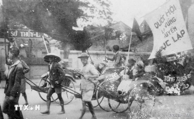 Nhân dân lao động Thủ đô cổ động cho ngày Tổng tuyển cử đầu tiên. (Nguồn: Tư liệu TTXVN)