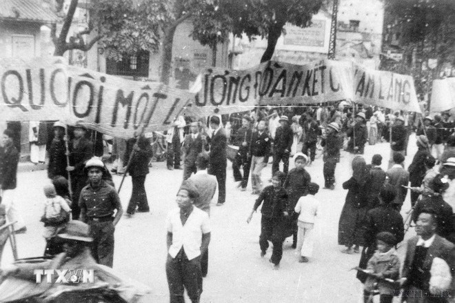 Nhân dân lao động Thủ đô thực hiện cổ động cho ngày Tổng tuyển cử đầu tiên. (Nguồn: Tư liệu TTXVN)