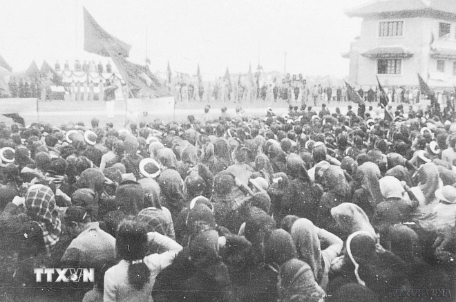 Ngày 12/1/1946, hàng vạn nhân dân Thủ đô tham dự lễ míttinh tại Khu học xá Trung ương (nay là Đại học Bách khoa Hà Nội), chào mừng Chủ tịch Hồ Chí Minh và các đại biểu vừa trúng cử vào Quốc hội khoá I. (Nguồn: Tư liệu TTXVN)