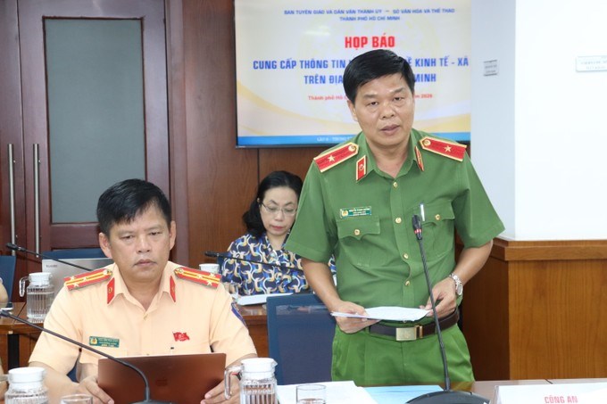 Thiếu tướng Nguyễn Thanh Hưởng thông tin tại họp báo. (Ảnh: SGGP)