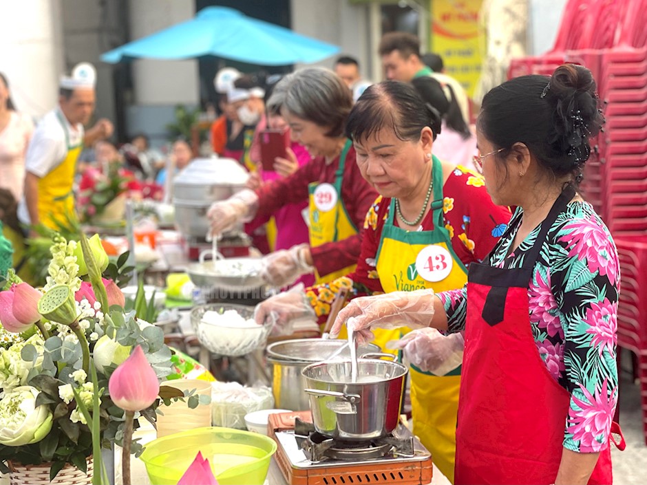 Các đội tham gia Hội thi với chủ đề “Hương vị bếp nhà”.