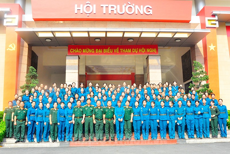 Thiếu tướng Trần Vinh Ngọc, Chính ủy Quân khu cùng đoàn công tác chụp ảnh lưu niệm