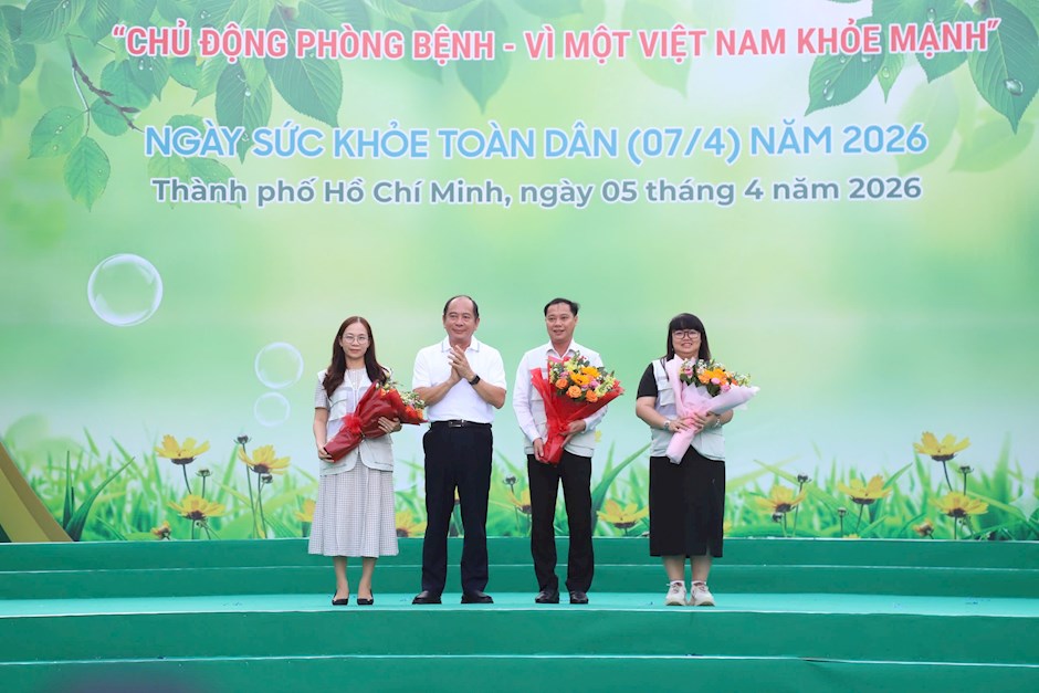 PGS-TS-BS Tăng Ch&iacute; Thượng, Gi&aacute;m đốc Sở Y tế TPHCM tặng hoa đại diện 3 "Đội chăm s&oacute;c sức khỏe li&ecirc;n tục gắn với địa b&agrave;n d&acirc;n cư"