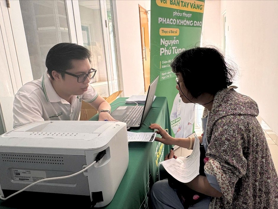 B&aacute;c sĩ Bệnh viện Mắt S&agrave;i G&ograve;n thăm kh&aacute;m cho người d&acirc;n phường Xu&acirc;n H&ograve;a