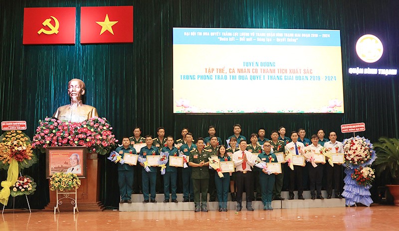 Đồng chí Ngọc Tuất, Bí thư Quận uỷ trao giấy khen cho các cá nhân có thành tích xuất sắc trong phong trào thi đua quyết thắng của lực lượng vũ trang quận Bình Thạnh giai đoạn 2019 - 2024.