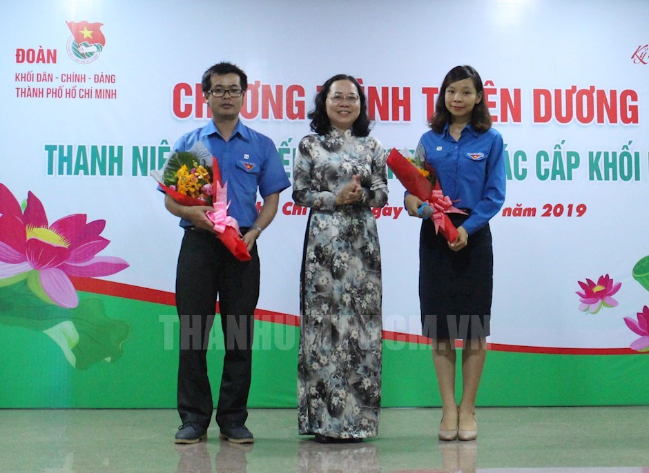 Phó Bí thư Thường trực Đảng ủy Khối Dân - Chính - Đảng TPHCM Thái Thị Bích Liên tặng hoa cho các điển hình giao lưu tại lễ tuyên dương