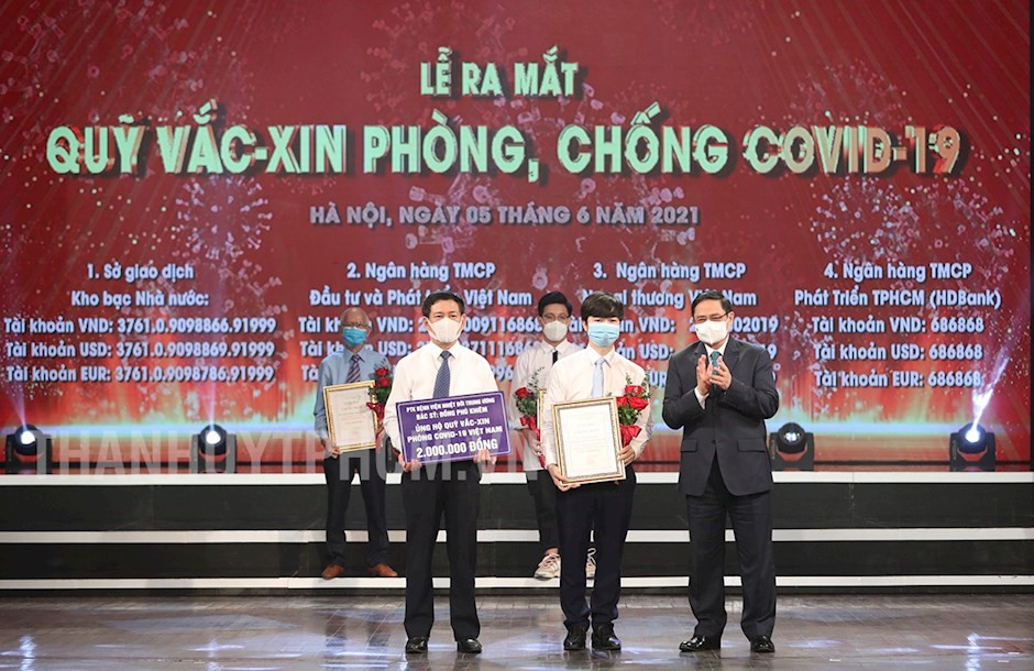 Thủ tướng cùng các cá nhân tham gia ủng hộ quỹ