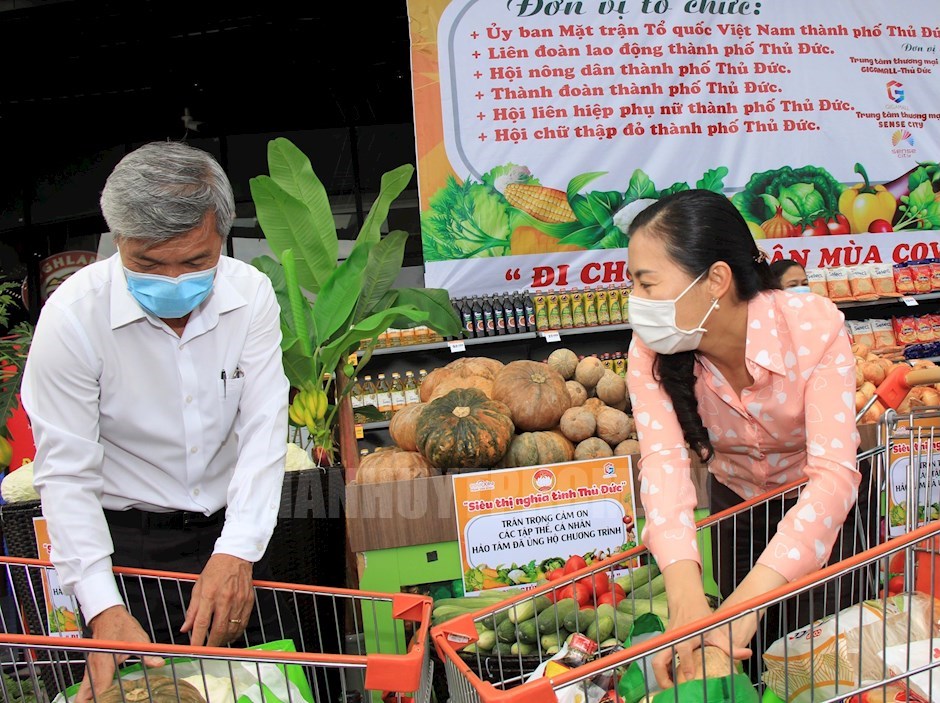 Phó Chủ tịch Uỷ ban MTTQ Việt Nam TP Phan Kiều Thanh Hương cùng các đại biểu thực hiện chọn hàng hóa phục vụ người dân