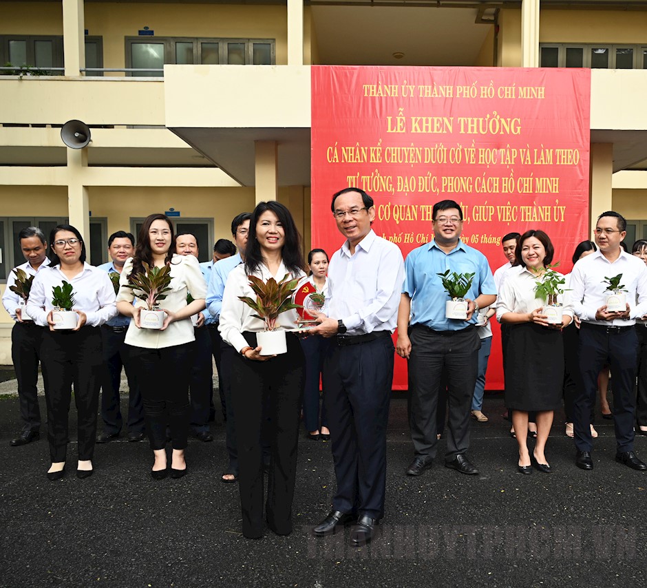 Bí thư Thành ủy TPHCM Nguyễn Văn Nên trao giải A cho đồng chí Thủy Thị Ngọc Thủy. (ảnh: Việt Phan)