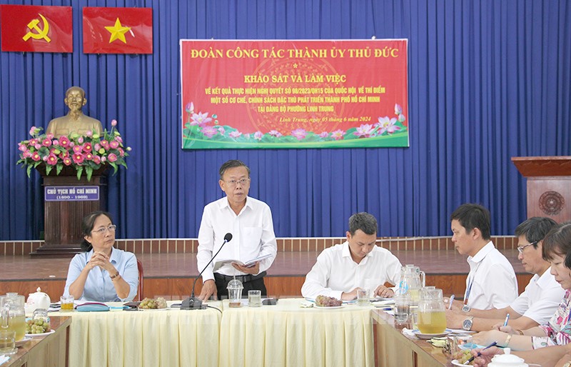 Đồng chí Nguyễn Hữu Hiệp khảo sát kết quả thực hiện Nghị quyết số 98/2023/QH15 tại Đảng bộ phường Linh Trung.