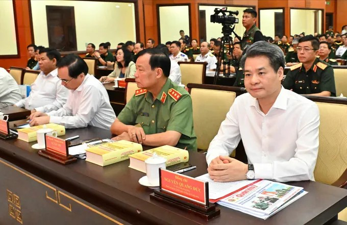 Đồng chí Nguyễn Quang Đức, Ủy viên Trung ương Đảng, Phó Trưởng Ban Tuyên giáo và Dân vận Trung ương, cùng các đại biểu dự hội thảo. Ảnh: Việt Dũng